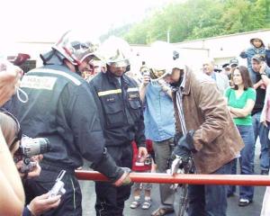 9.9.2006- K slavnostnímu &#34;stříhání trubky&#34; byl náměstek primátora Blažek vybaven i ochrannými prostředky