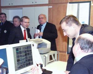 12.1.2006-Náměstek prmátora Rudolf Blažek si prohlédl výstupy nových kamer na monitorovacím pracovišti OŘ PČR I