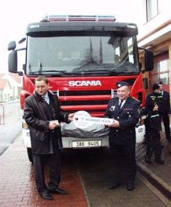9.3.2006-Náměstek primátora Rudolf Blažek předal veliteli dobrovolných hasičů v Kolovratech symbolický klíč od nové automobilové stříkačky