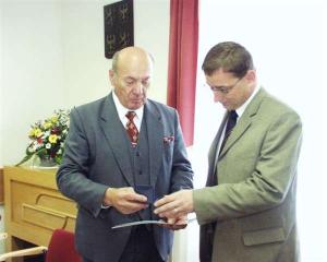 4.6.2005 - Starosta Zličína věnoval náměstkovi primátora Rudolfovi Blažkovi knihu a pamětní medaili
