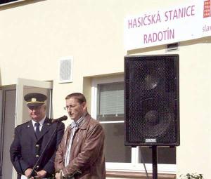 9.9.2006-Náměstek primátora Blažek s ředitelem pražských hasičů Gosmanem v areálu nové hasičské stanice v Radotíně