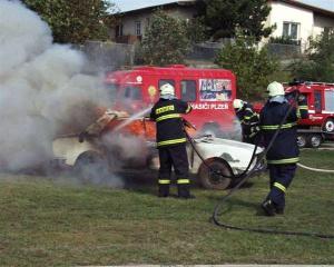 17.9.2006-Ukázka hašení automobilu na stadionu v Třebonicích
