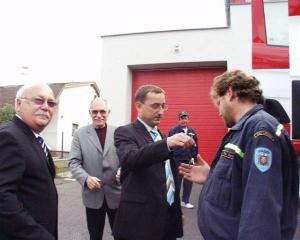 6.10.2006- Náměstek Blažek předává klíče od nového požárního vozu
