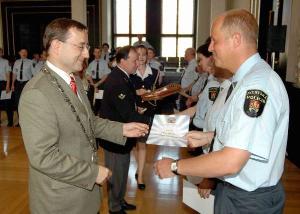 16.6.2005 - Náměstek primátora Rudolf Blažek ocenil strážníky za 5 let služby u Městské policie
