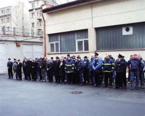 22.12.2005 - Spolu s dobrovolnými hasiči přišli převzít vybavení i zástupci městských částí