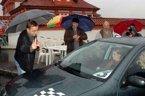 2.10.2005 - Den bezpečnosti a zdraví v zoo - náměstek primátora Rudolf Blažek odstartoval automobilový orientační závod pro děti z domova v Klánovicích