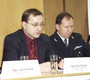 Náměstek primátora Mgr. Rudolf Blažek a ředitel MP hl. m. Prahy na tiskové konferenci k činnosti MP za rok 2004