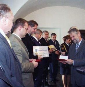 21.11.2005 - Náměstek primátora Rudolf Blažek převzal pamětní medaili HZS ČR