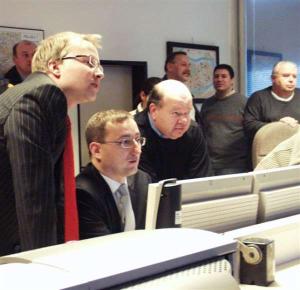 12.1.2006-Náměstek Blažek a starosta MČ Praha 6 Tomáš Chalupa na monitorovacím pracovišti OŘ PČR I