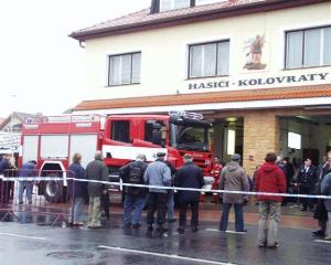 9.3.2006 - Slavnostní předání nové automobilové stříkačky dobrovolným hasičům vzbudilo v Kolovratech velkou pozornost tamních občanů