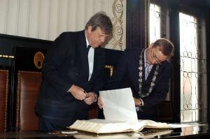 8.10.2005-Starosta Rotterdamu se zapsal do Zlaté knihy města Prahy
