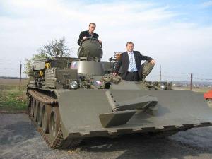 12.10.2006 - Jeden ze dvou vyprošťovacích tanků, které má Praha k dispozici pro zásah při mimořádných událostech