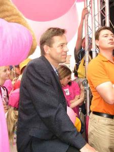 Radní Pavel Klega na akci &#34;Avon proti rakovině prsu&#34; na Staroměstském náměstí /12.6.04/
