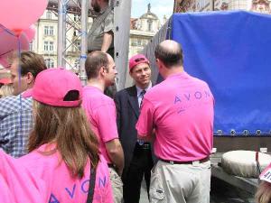 Radní Pavel Klega a generálním ředitelem společnosti Avon Cosmetics Richardem J. Cotté při slavnostním zahájení pochodu &#34;Avon proti rakovině prsu&#34;