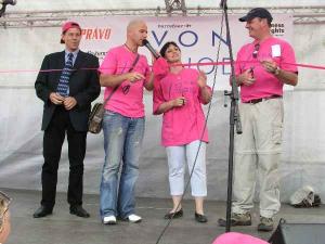 Slavnostní zahájení pochodu, který proběhl v rámci projektu &#34;Avon proti rakovině prsu&#34; /12.6.04/