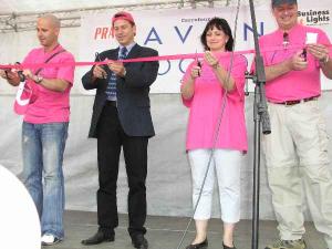 Slavnostní přestřižení pásky při zahájení pochodu &#34;Avon proti rakovině prsu&#34;, který proběhl pod záštitou Hl.m.Prahy a Ministerstva zdravotnictví