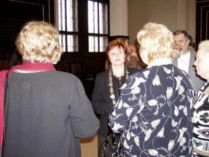 8.2.2006 - Téměř 30 pražských seniorů ze Svazu důchodců ČR uvítala v Brožíkově síni Staroměstské radnice radní hlavního města  Hana Halová.
