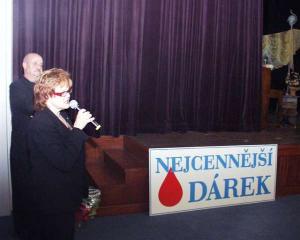 25.5.2005 Radní Hana Halová poděkovala jménem hl. m. Prahy i jménem svým bezpříspěvkovým dárcům krve