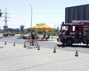 28.5.2005 - Během programu si děti vyzkoušely i jízdu zručnosti na kole
