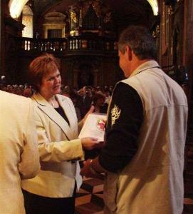 27.5.2006-Radní Hana Halová předávala dárcům pamětní listy