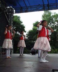 27.8.2005 - Etnický festival - Pražská jurta - představení dětí z čínské školy