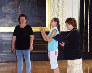 12.7.2006 - Přijetí neslyšících dívek na Staroměstské radnici: slova radní Hany Halové byla tlumočena do znakové řeči