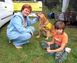 16.9.2006-Akce Helppes - radní Hana Halová s Ivetkou Štefkovou, která dostala asistenčního psa - fenku Nikolu