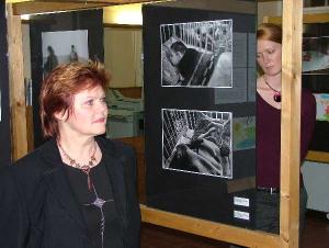 9. 2. 2006 - V rámci humanitární akce na pomoc dětem z Ukrajiny dnes radní hl. m. Prahy Hana Halová zahájila vernisáž putovní výstavy fotografií dětí ze Zálučí.