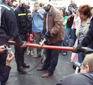9.9.2006-Slavnostní &#34;přestřižení trubky&#34; při předání nové hasičské stanice v Radotíně, kde má sídlo i výjezdová skupina pražské záchranky