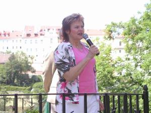 493690_Radní Hana Halová se zúčastnila 13.června tradičního Jarmarku Ústavu sociální péče v Praze - Vlašské ulici.