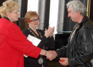 7.6.2005 - Mgr. Halová předávala v Brožíkově sále Staroměstské radnice ocenění bezpříspěkovým dárcům krve