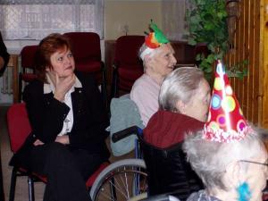 488993_22.2.2006 - Domov důchodců v Praze 4 - radní Hana Halová se zúčastnila masopustního veselí mezi zdejšími seniory.