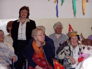 489005_22.2.2006 - Domov důchodců v Praze 4 - radní Hana Halová se zúčastnila masopustního veselí mezi zdejšími seniory.
