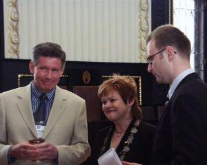 Pan Warwick Plunkett (vlevo) s radní Hanou Halovou při přijetí na Staroměstské radnici 4.5.2005