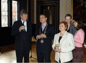 8.10.2005-Radní Hana Halová reprezentovala spolu s náměstkem primátora Rudolfem Blažkem Prahu při přijetí starosty Rotterdami Ivo W. Opsteltena na Staroměstské radnici