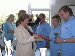 Radní HMP Hana Halová, předává ceny vítězům I.ročniku  soutěže seniorů "Tance vsedě", který se uskutečnil v Domově důchodců v Praze 8-Kobylisích
