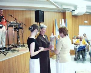 8.9.2005 - Putovní pohár věnovaný radní Hanou Halovou získal tým domácích - senioři z Domova důchodců Malešice
