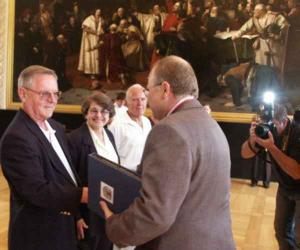 9.9.2004 - Přijetí Ronalda Budovce na Staroměstské radnici - radní RNDr. Igor Neměc předává panu Budovcovi pamětní dárek