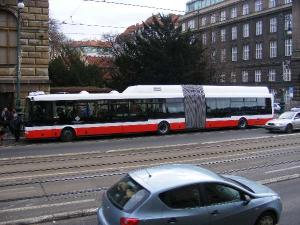 843660_2011-01-12 - Představení nového hybridního autobusu DPP