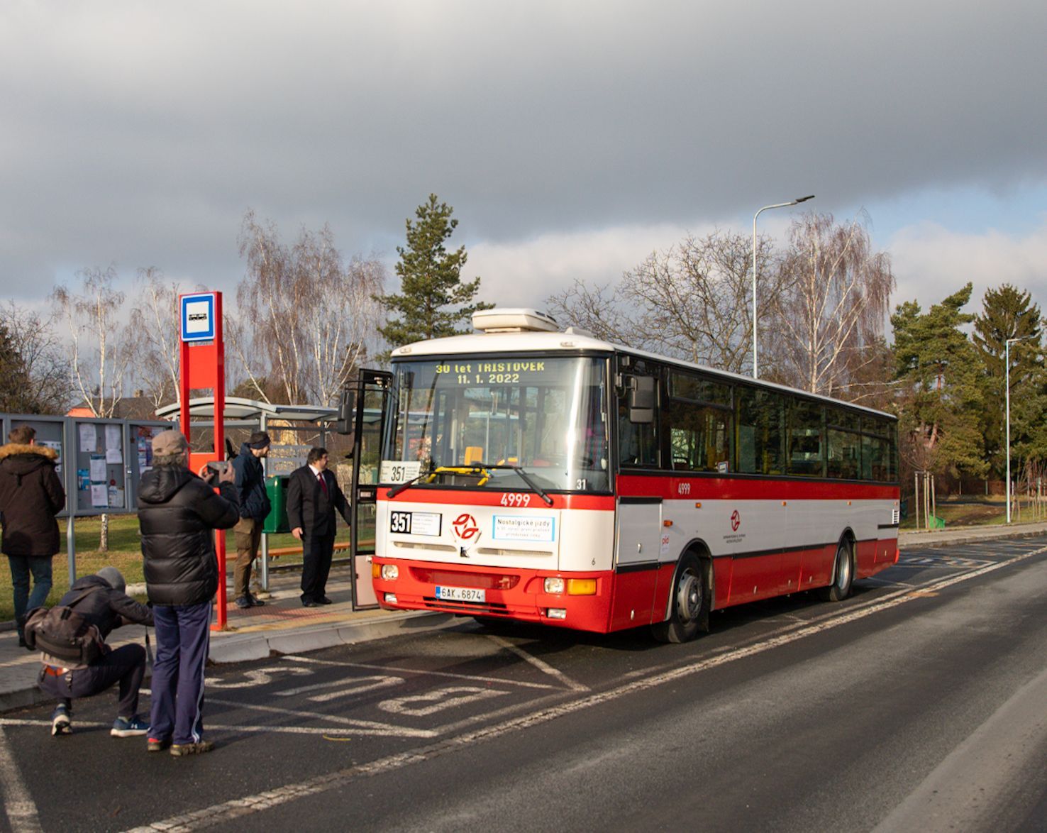 Autobus s č. 351 připomněl 30 let provozu příměstských linek