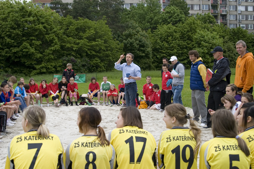 Dnes se v Beachklubu Ládví utkalo přes 80 dětí z pražských základních škol o pohár primátora.