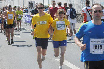 Během proti slepotě na půlmaratonu a maratonu