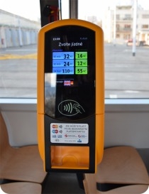 Dopravní podnik hl. m. Prahy (DPP) rozšiřuje počet tramvají, ve kterých si cestující mohou zakoupit jízdenku bezkontaktní platební kartou.