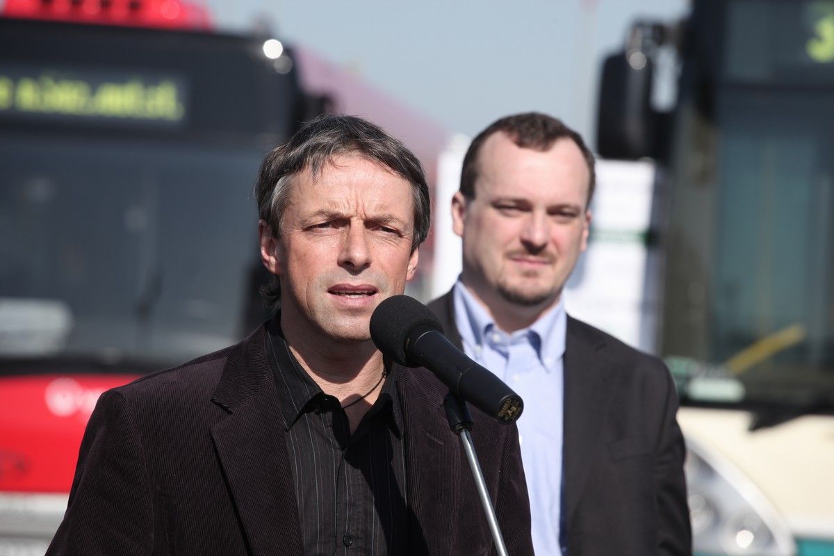 Primátor Bém a radní Šteiner na představení nových autobusů
