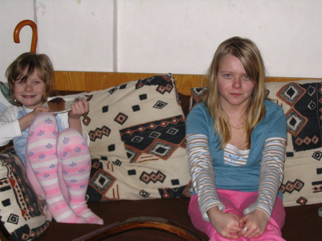 Fenylketonurička Adélka se svou osmiletou sestrou Natálií.