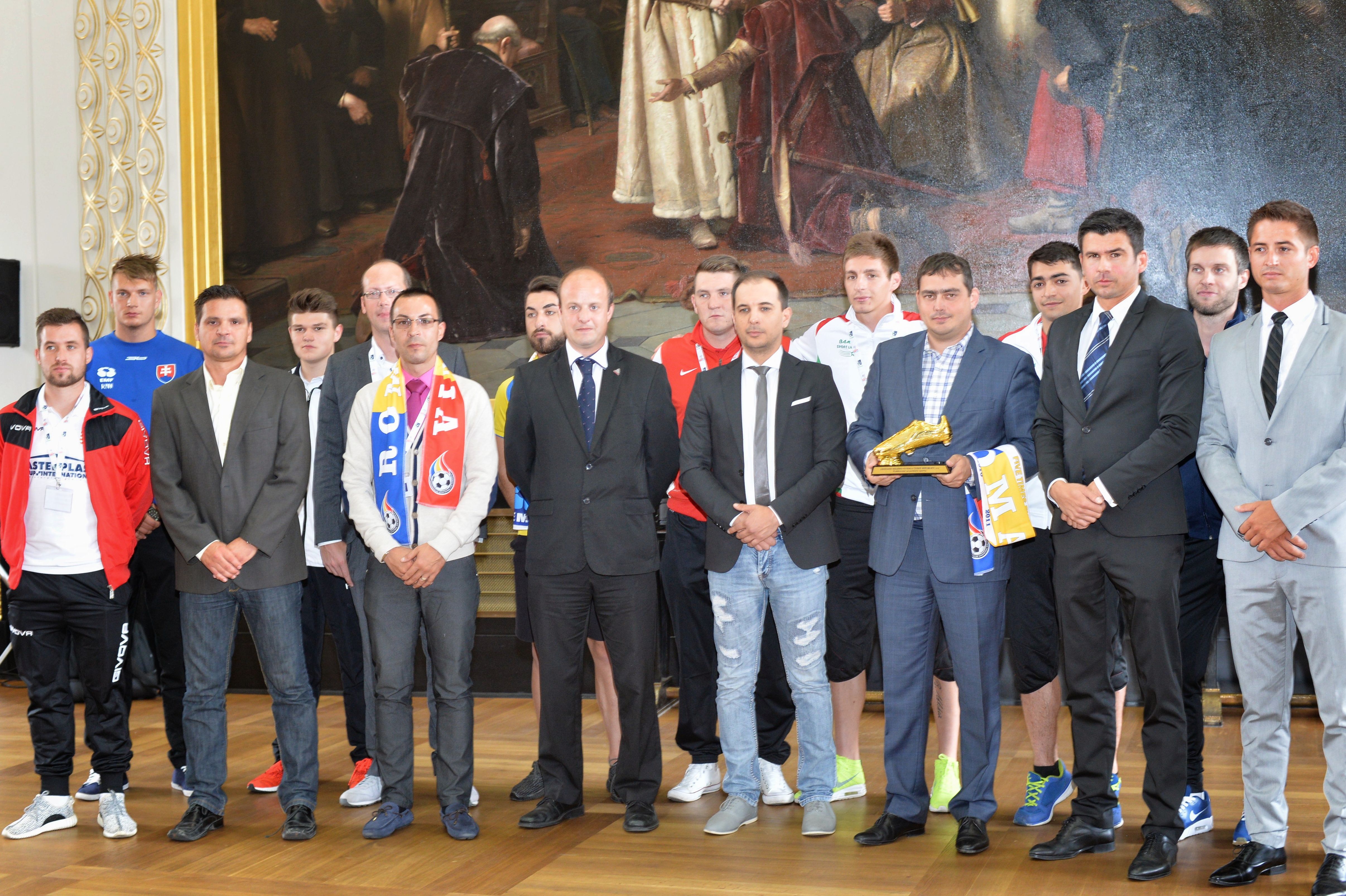 Hráče ze všech osmi zúčastněných zemí dnes v Brožíkově sále Staroměstské radnice přivítal náměstek pražské primátorky pro dopravu a sport Petr Dolínek.