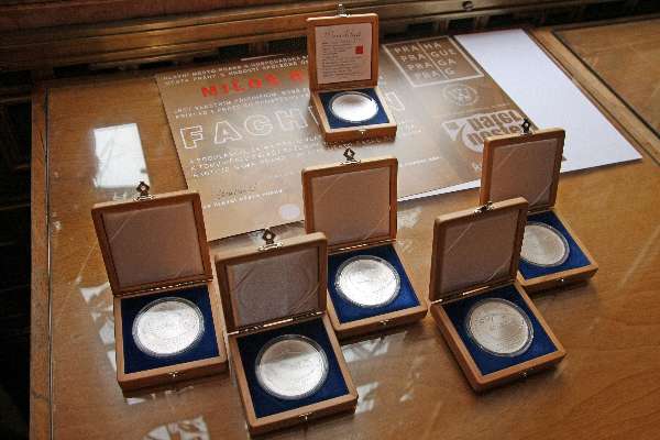 Ilustrační obrázek: Stříbrné medaile udělované hl. m. Prahou za nejlepší výkony v dovednostních soutěžích SOLLERTIA.
