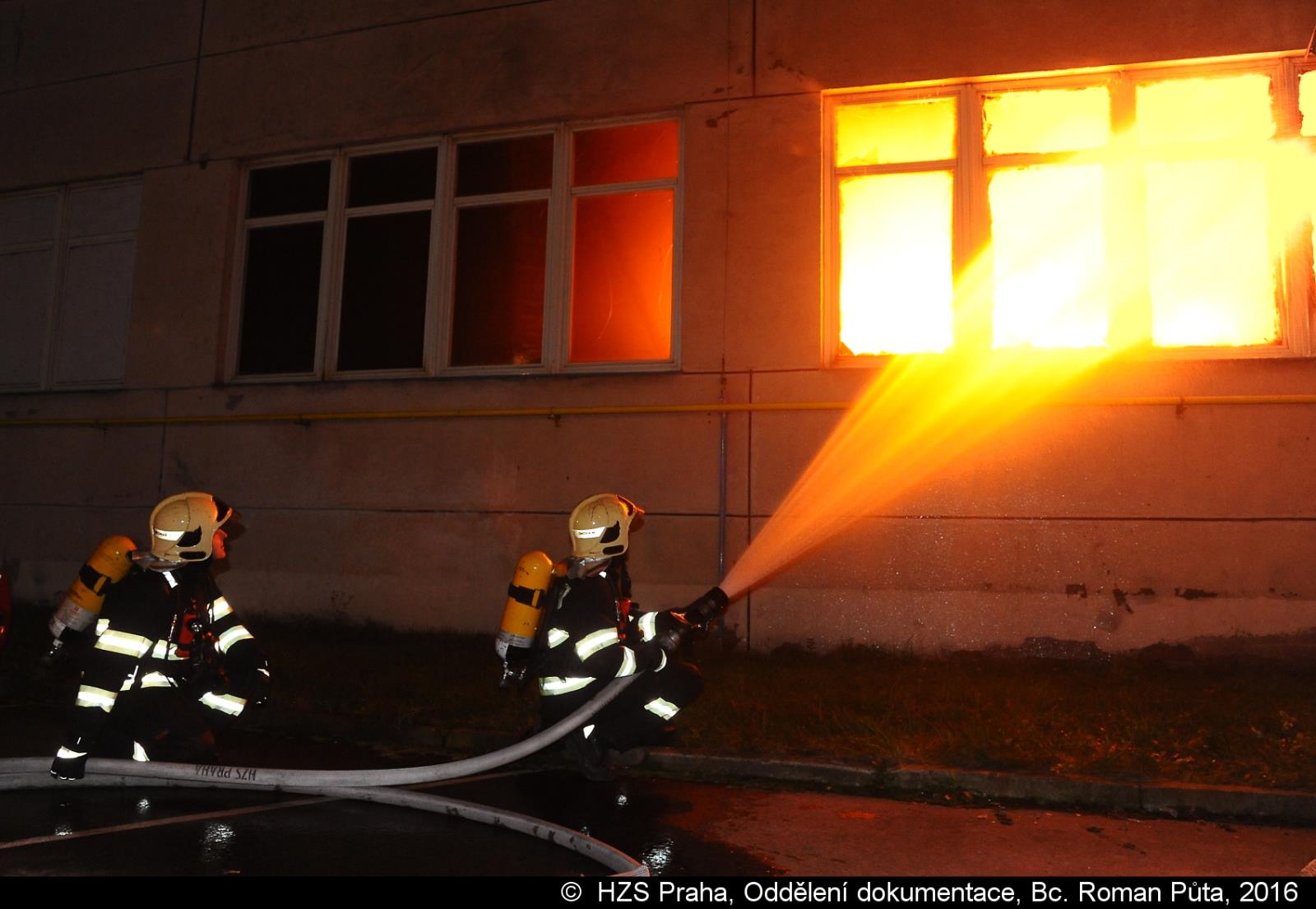 K nočnímu požáru na Štěrboholské dorazil i radní pro bezpečnost