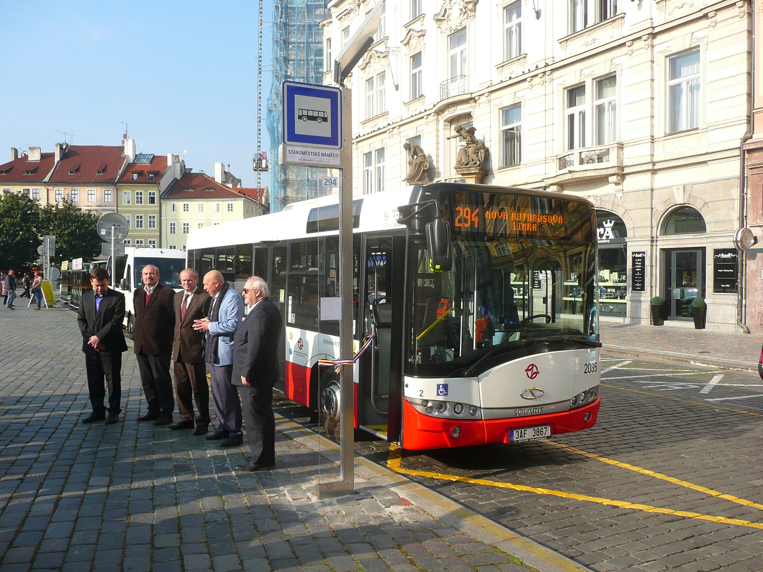 Nová autobusová linka propojila pravý a levý břeh Vltavy