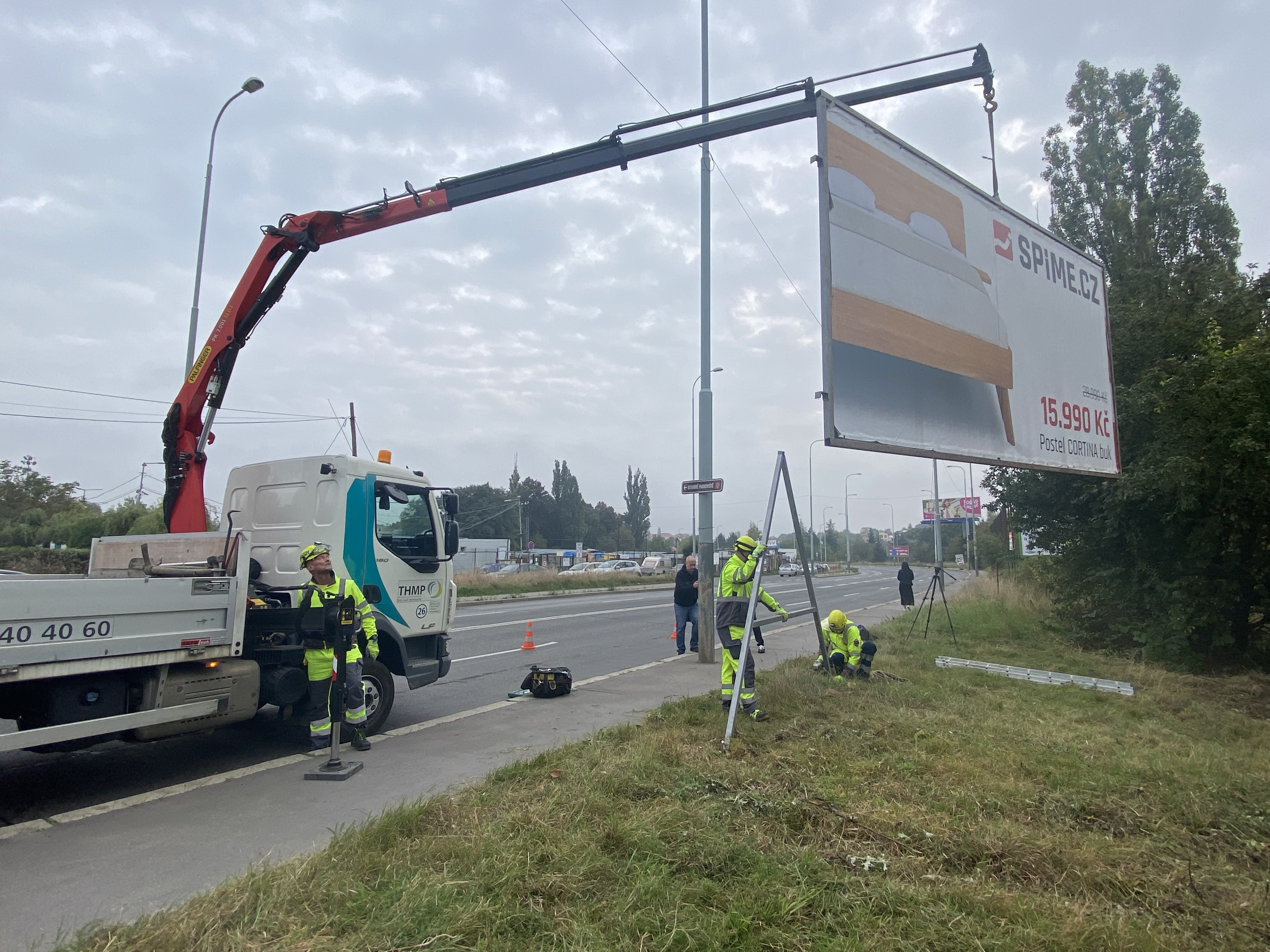 Odstraňování nelegálních billboardů v ulici Radlická